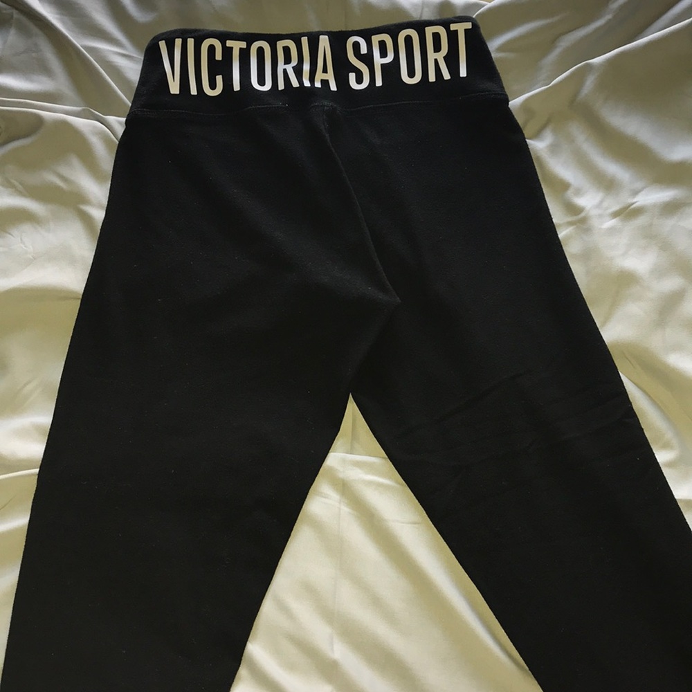 Black Victoria’s Secret crop leggings